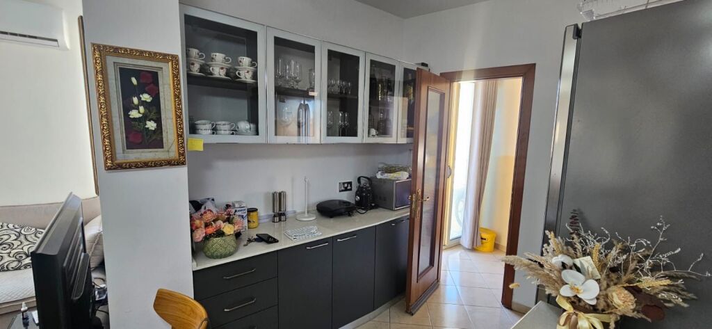 Shitet apartament 1+1 prane Shkolles Mihal Grameno!
