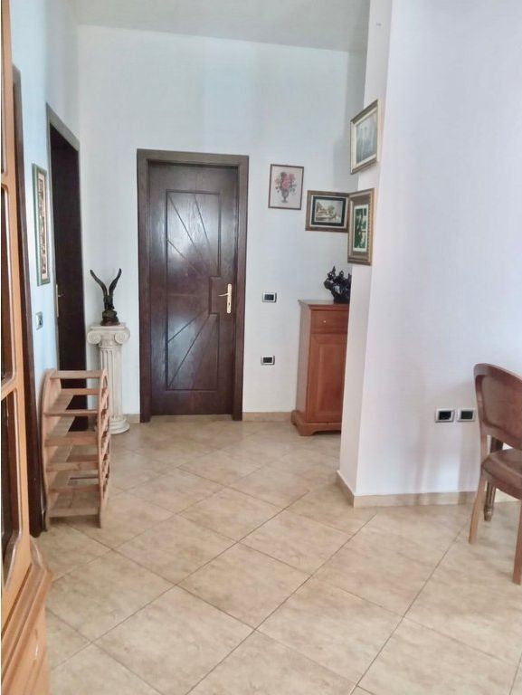Casa 2+1 in Affitto a Ali Demi, Tirana