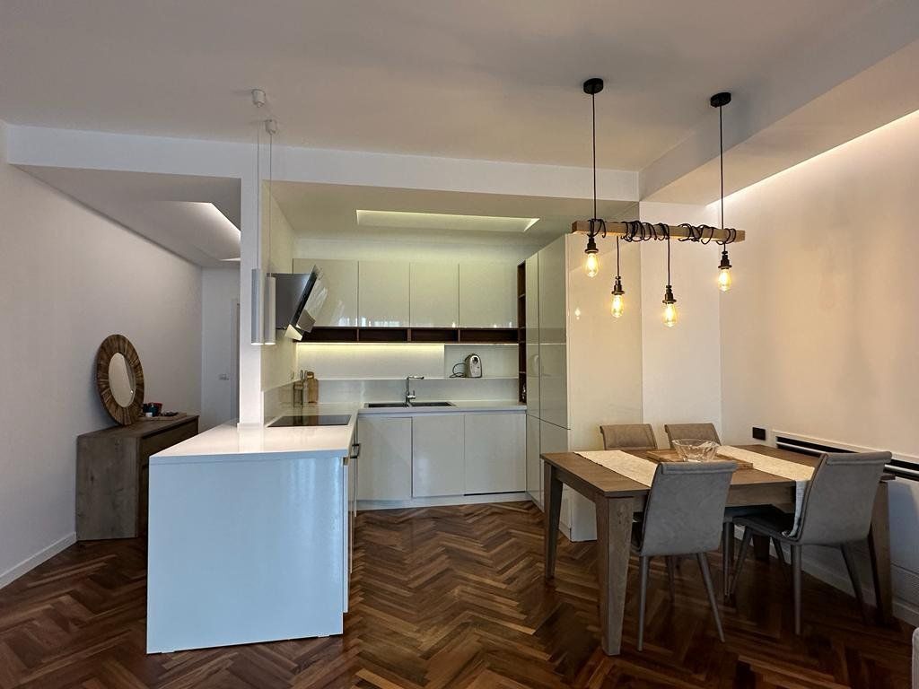 Qera,Apartament 2+1+2+Post Parkimi, Ambasador 3, Rruga e Elbasanit.