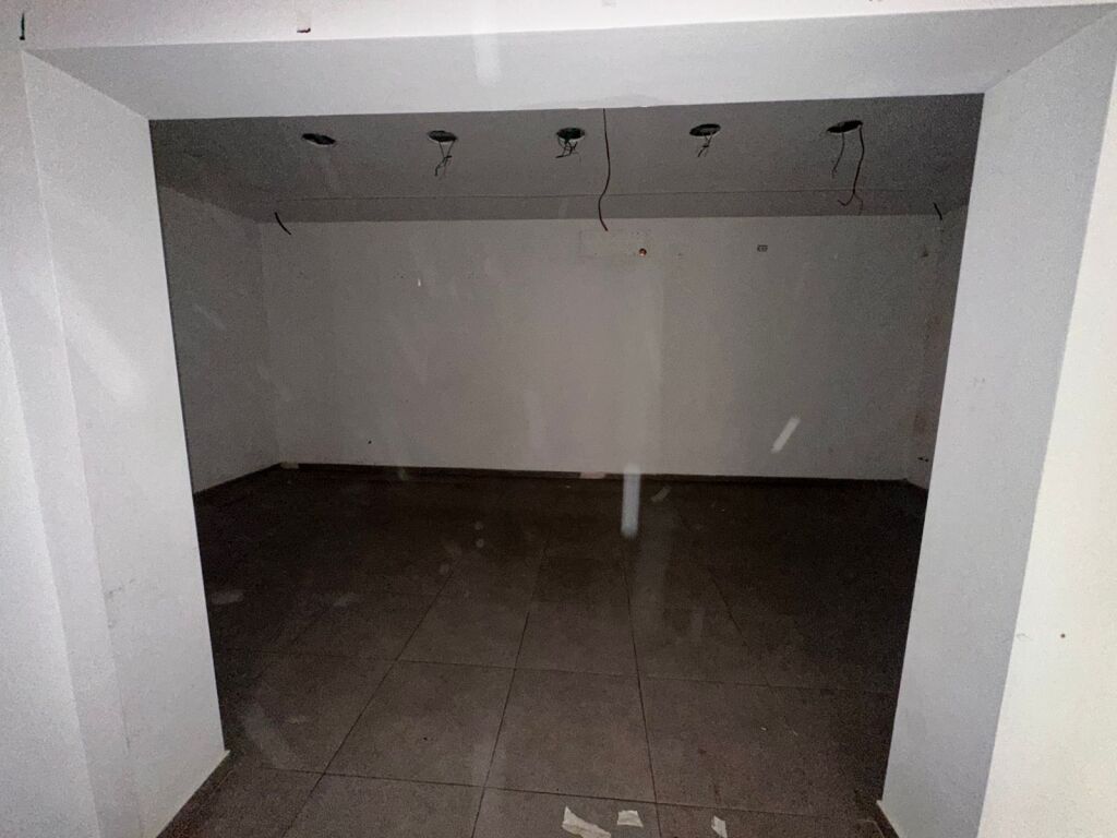 SHOP FOR RENT 306 M2 BLLOK 800,000 LEKE