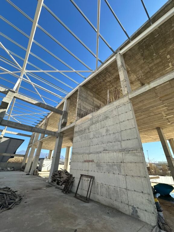 🏡 Jepet Kapanon industrial me qira ne zonen e Kombinatit
