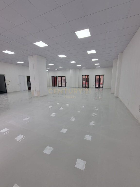 AMBIENTE COMMERCIALE IN AFFITTO SULLA STRADA, PRESSO LA FARMACIA 10