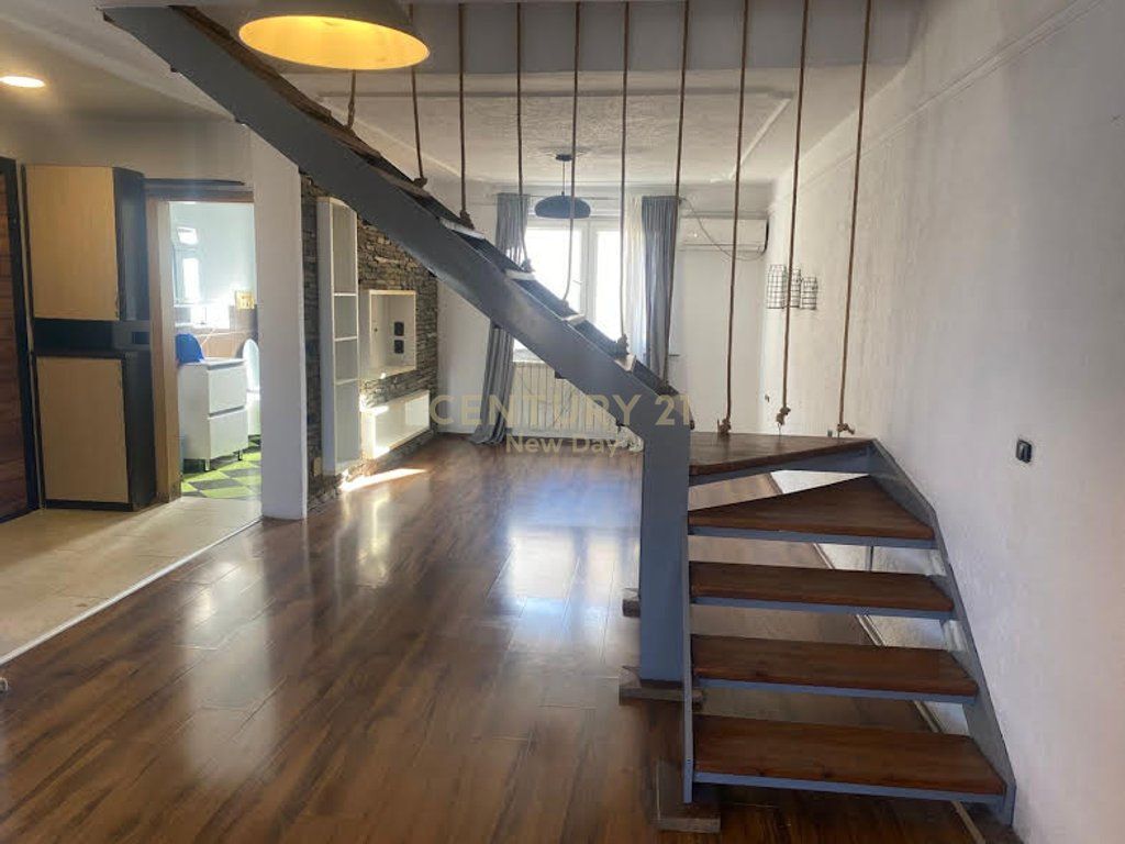 Jepet me qira duplex 2+1+2 prane Zogu Zi. 650 € /Muaj