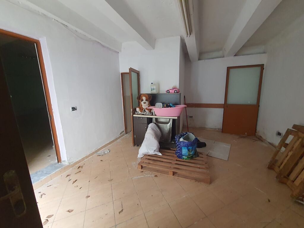 🏢 Magazzini in affitto vicino alla Direzione della Polizia, Durrës