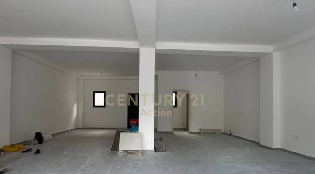 Si affitta edificio commerciale