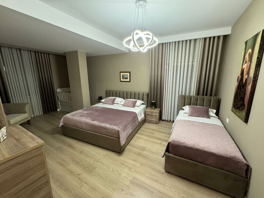 Apartament 2+1 me qera tek Kinema 17 Nentori prane Rruges se Barrikadave