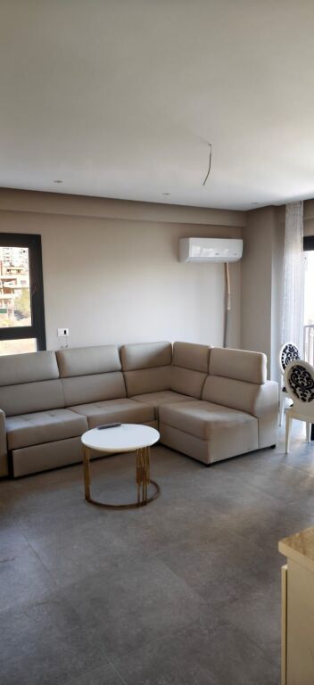 Jepet me qera apartament 2+1 ne Porcelan prane UET-se.