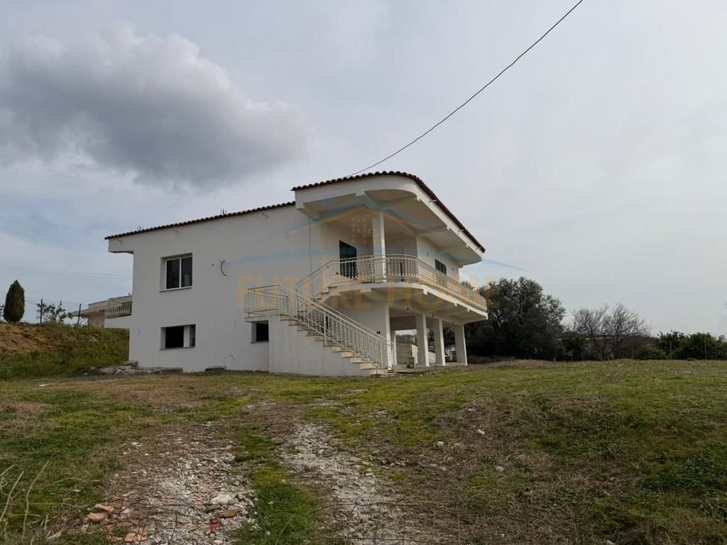 In vendita, edificio a 2 piani + terreno, Gjiri i Lalzit.