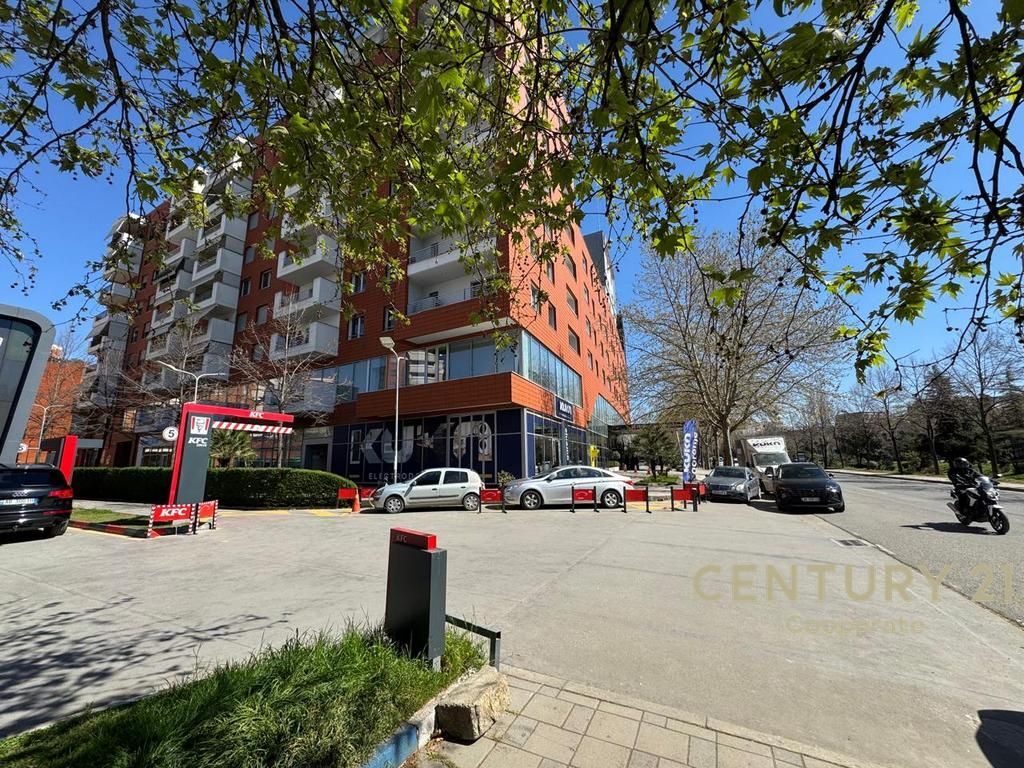 Jepet me qira ambient komercial në Kompleksi Delijorgji, një nga zonat më të frekuentuara të Tirana.