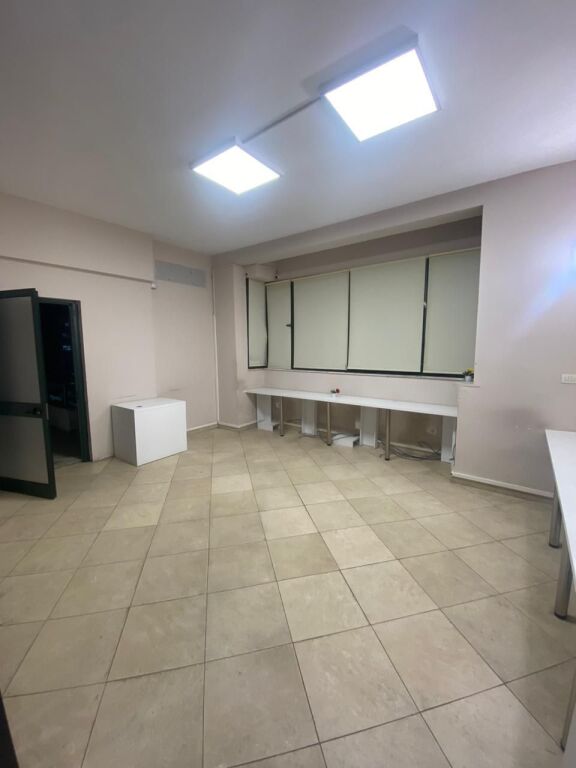 Locale commerciale in affitto a 21 Dhjetori, (Ufficio, Clinica, ecc)
