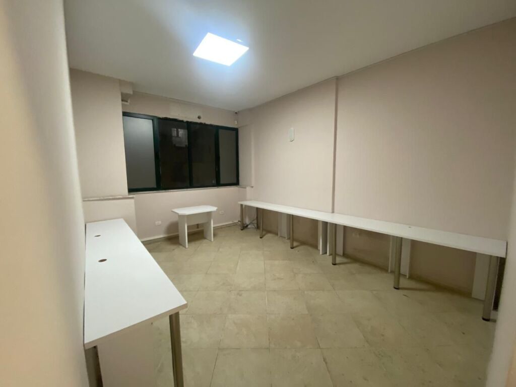 Locale commerciale in affitto a 21 Dhjetori, (Ufficio, Clinica, ecc)
