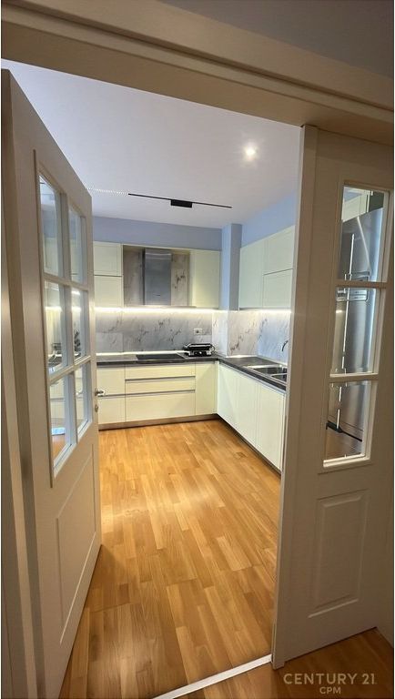 Jepet me qira apartament 3+2 pranë Liqeni i Tiranës, në Tirana, me pamje të pjesshme nga liqeni.