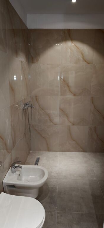 Jepet me qera apartament 2+1 ne Porcelan prane UET-se.