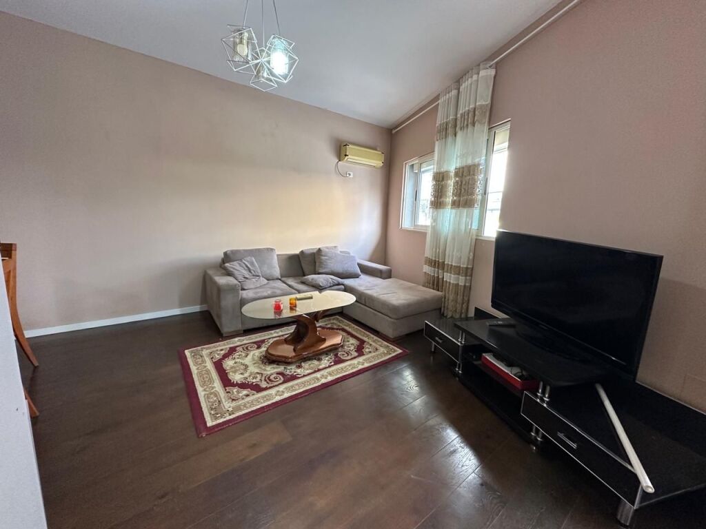 🏠Vicino alla scuola elementare Mihal Grameno, si affitta il primo piano di una villa 2+1, arredata, 50.000 Leke