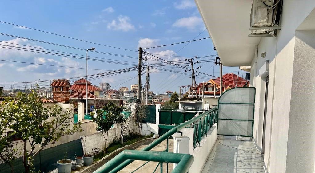 Appartamento 2+1 al primo piano in villa di 3 piani in vendita – Shkozë, Tirana