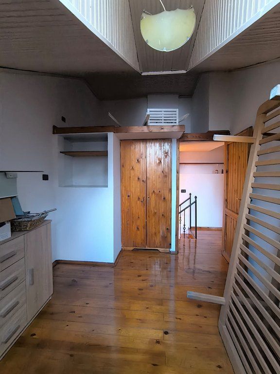 Jepet me qira duplex 2+1+2 në zonën e Ish Blloku, tek Pallatet Agimi, në Tirana.