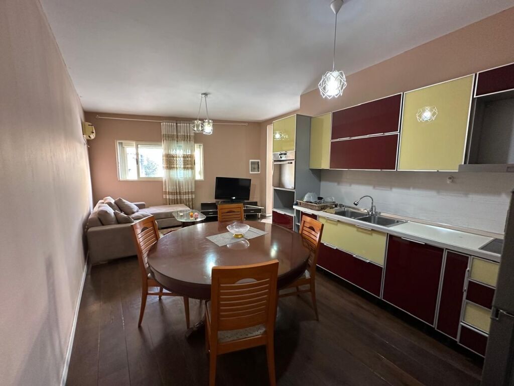 🏠Vicino alla scuola elementare Mihal Grameno, si affitta il primo piano di una villa 2+1, arredata, 50.000 Leke