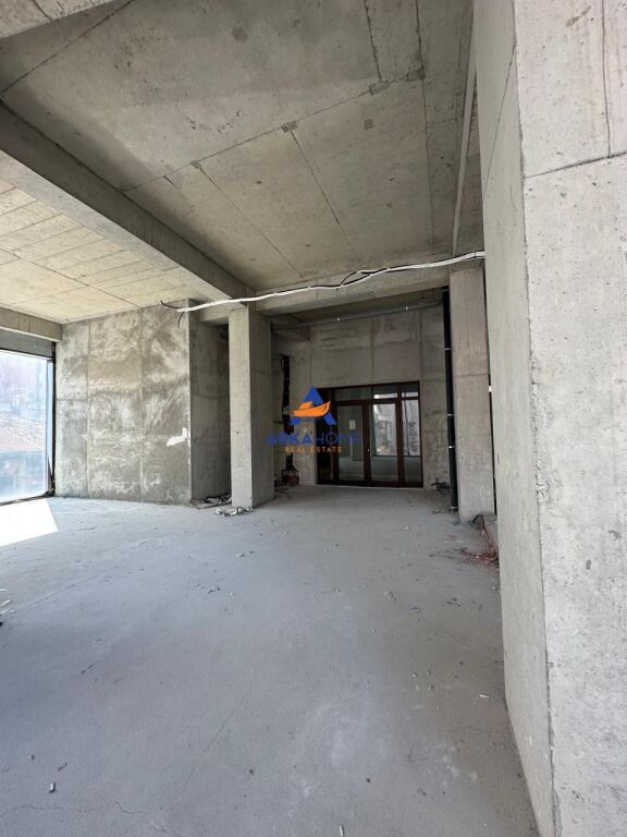 BUSINESS PREMISES FOR RENT 160M2 "RRUGA E BARRIKADAVE"230,000 LEKE
