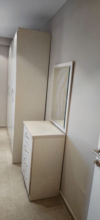 Jepet me qera apartament 2+1 ne Porcelan prane UET-se.