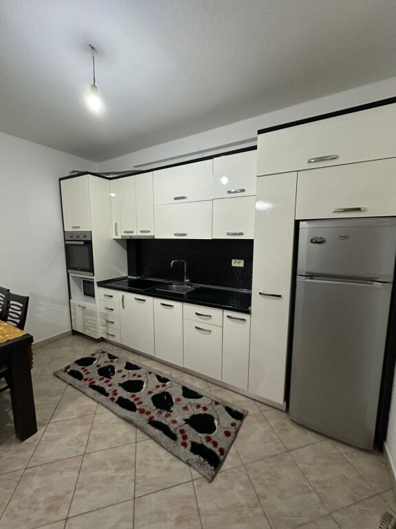 Qera: Apartament 1+1  i mobiluar kati 6 ,72 m2 Cmimi 400 euro
