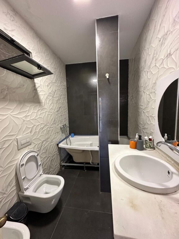 🏠Vicino alla scuola elementare Mihal Grameno, si affitta il primo piano di una villa 2+1, arredata, 50.000 Leke