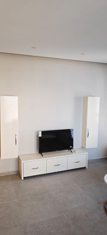 Jepet me qera apartament 2+1 ne Porcelan prane UET-se.