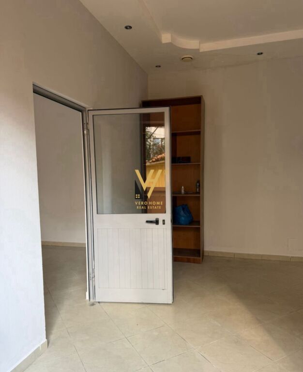 LOCALE COMMERCIALE 40 M2 IN AFFITTO PRESSO LA PROCURA 39.000 LEKE