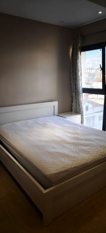 Jepet me qera apartament 2+1 ne Porcelan prane UET-se.