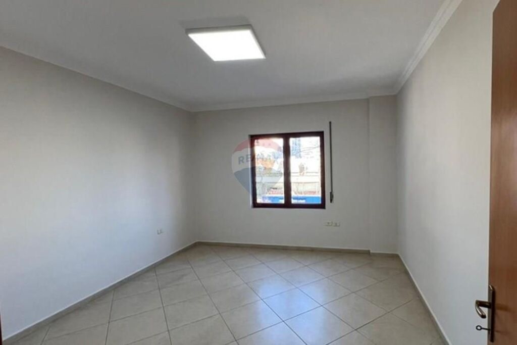 Zyrë - Për Qira - Rruga e Kavajës, Tiranë