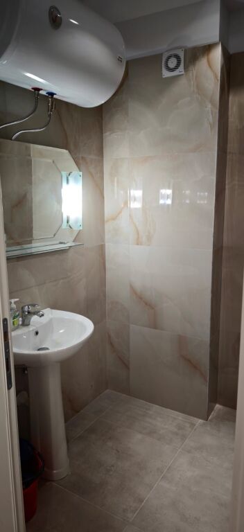 Jepet me qera apartament 2+1 ne Porcelan prane UET-se.