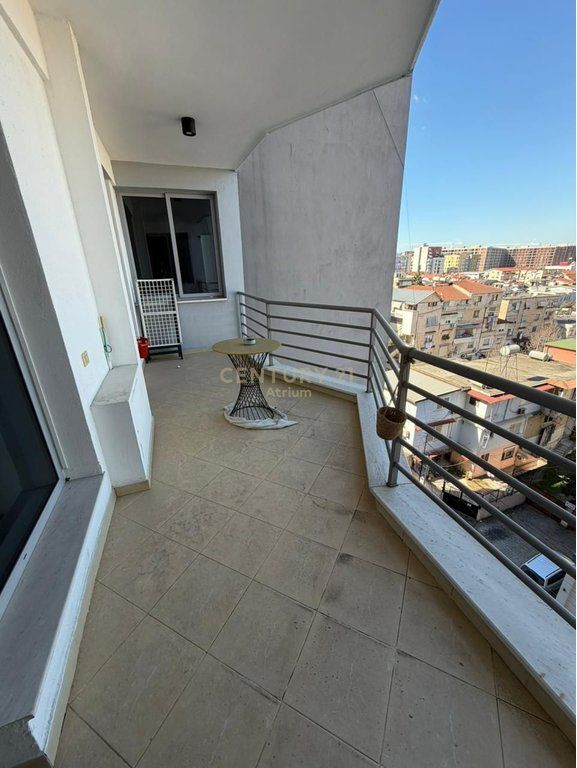 VENDIAMO APPARTAMENTO 2+1+2 VICINO A GLOBE, VIA KAVAJËS