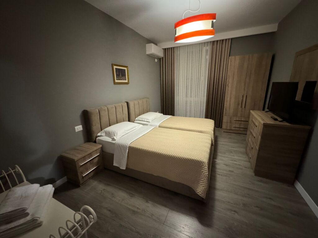 Apartament 2+1 me qera tek Kinema 17 Nentori prane Rruges se Barrikadave