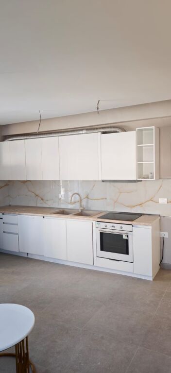 Jepet me qera apartament 2+1 ne Porcelan prane UET-se.