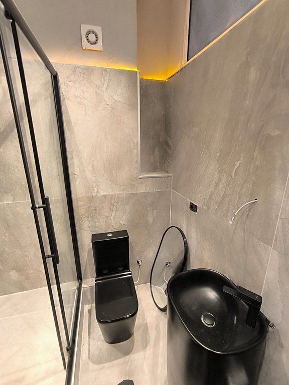 Jepet me qira duplex 2+1+2 në zonën e Ish Blloku, tek Pallatet Agimi, në Tirana.
