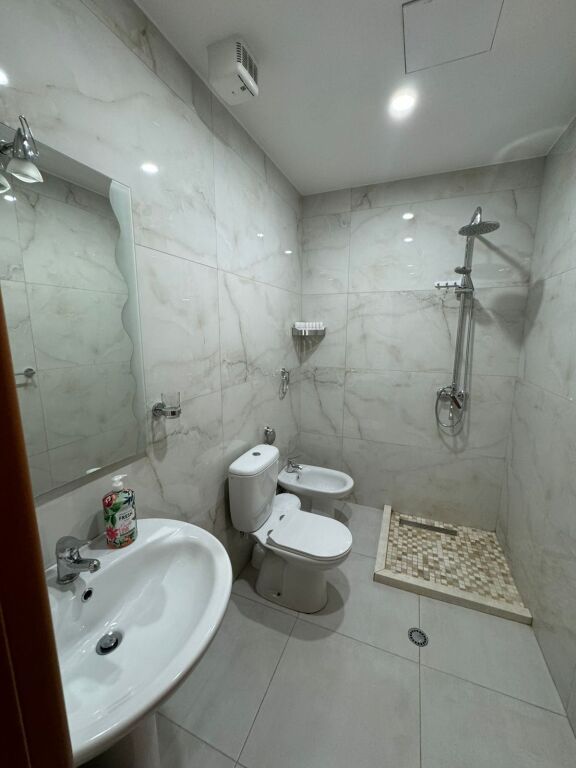 Apartament 2+1 me qera tek Kinema 17 Nentori prane Rruges se Barrikadave