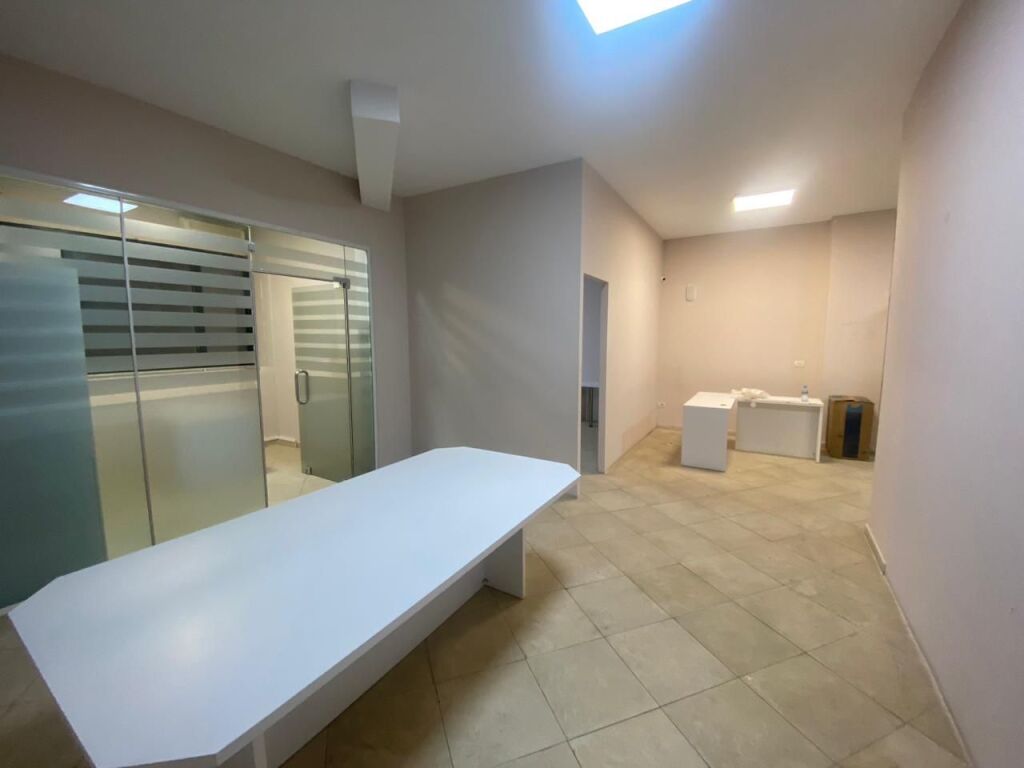 Locale commerciale in affitto a 21 Dhjetori, (Ufficio, Clinica, ecc)
