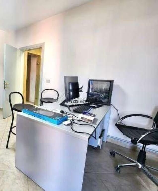 OFFICE FOR RENT 30 M2 WILLSON SQUARE 35,000 LEKE FH-58100