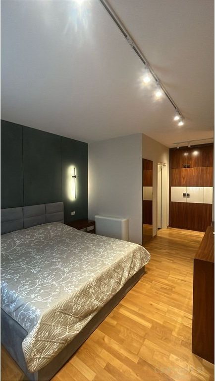 Jepet me qira apartament 3+2 pranë Liqeni i Tiranës, në Tirana, me pamje të pjesshme nga liqeni.