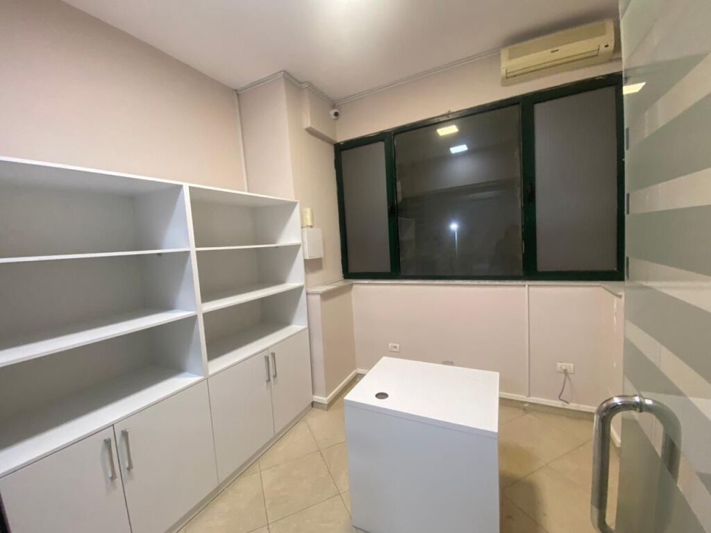 Locale commerciale in affitto a 21 Dhjetori, (Ufficio, Clinica, ecc)

