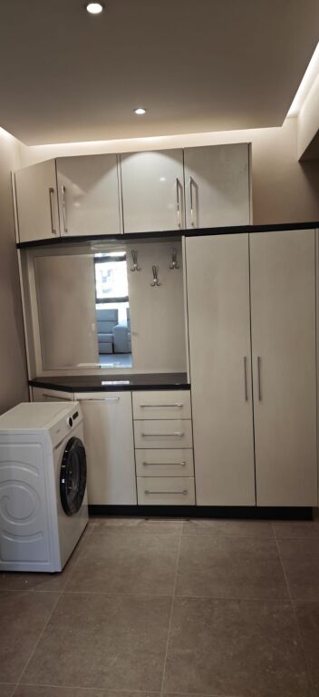 Jepet me qera apartament 2+1 ne Porcelan prane UET-se.
