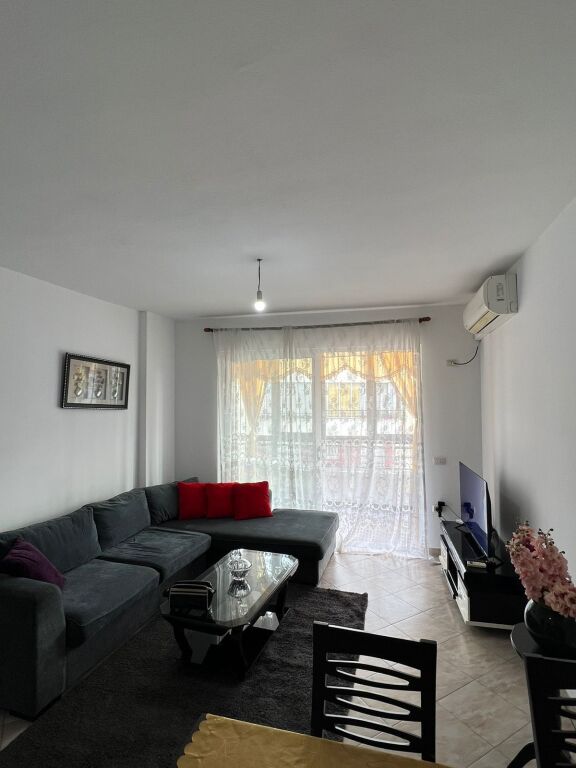 Qera: Apartament 1+1  i mobiluar kati 6 ,72 m2 Cmimi 400 euro