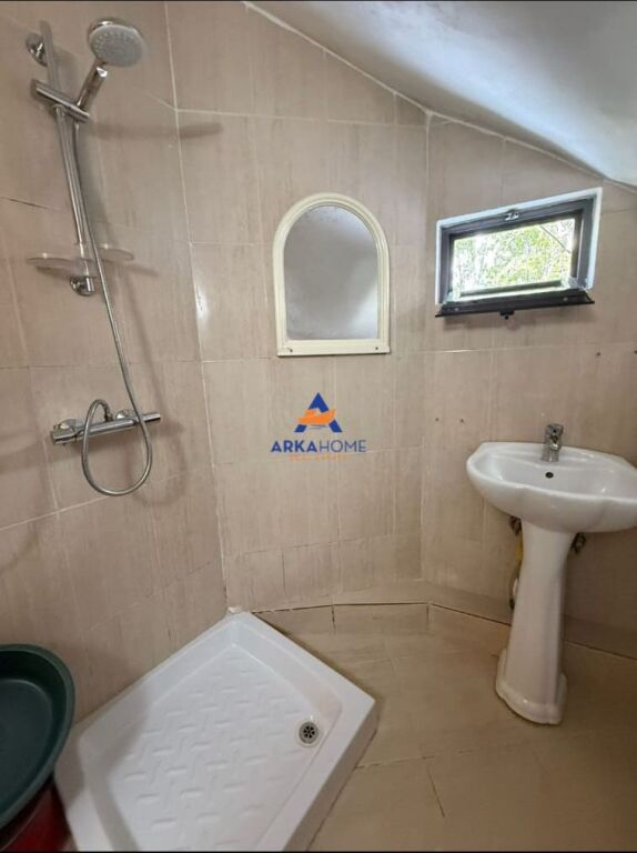 JEPET GARZONJERE ME QERA 30 M2 "STADIUMI AIR ALBANIA" 39.000 LEKE