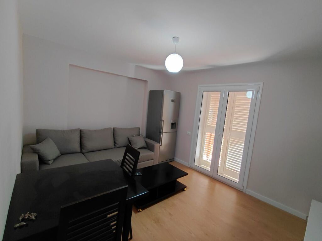 Jepet Apartament me Qira 1+1 tek Rruga e Dibrës !