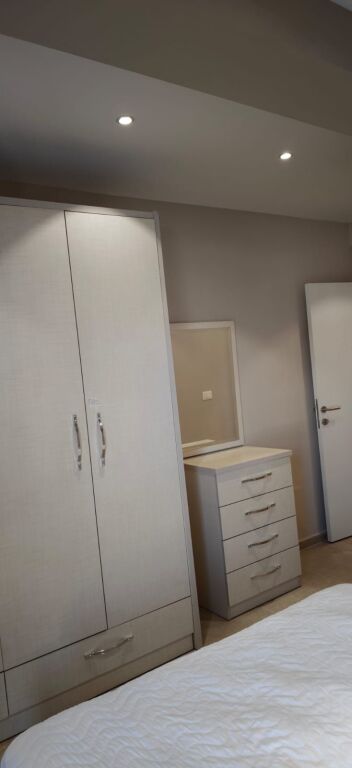 Jepet me qera apartament 2+1 ne Porcelan prane UET-se.