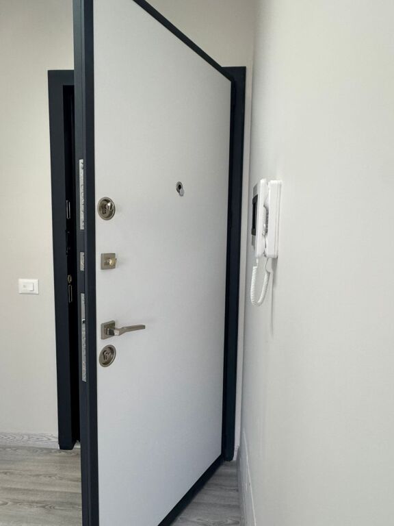 1+1,unfurnished for office or residence, near the intersection new boulevard, 500 euros