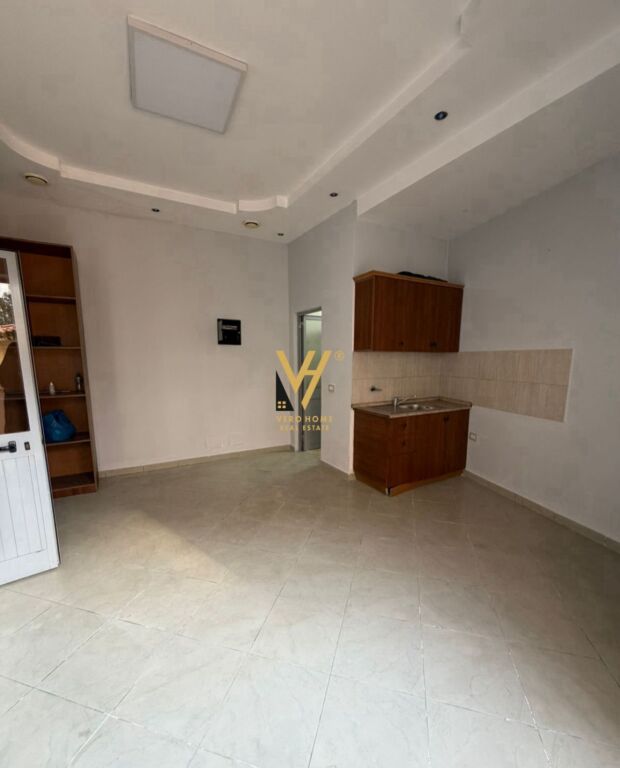 LOCALE COMMERCIALE 40 M2 IN AFFITTO PRESSO LA PROCURA 39.000 LEKE