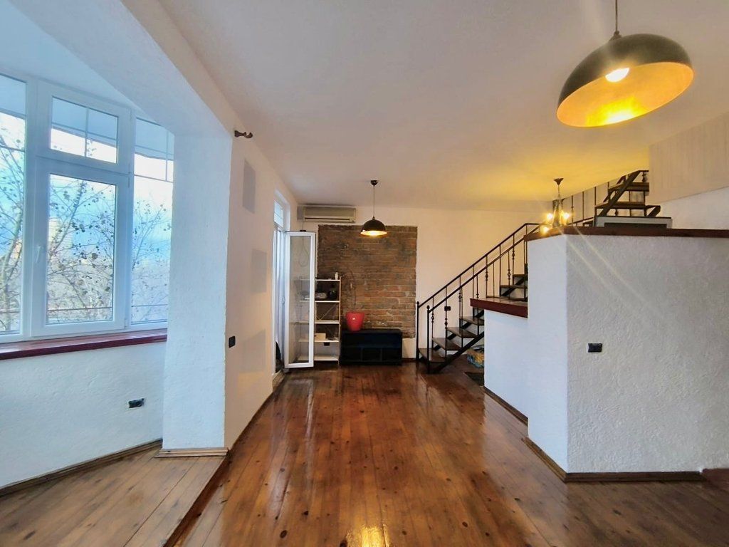 Jepet me qira duplex 2+1+2 në zonën e Ish Blloku, tek Pallatet Agimi, në Tirana.