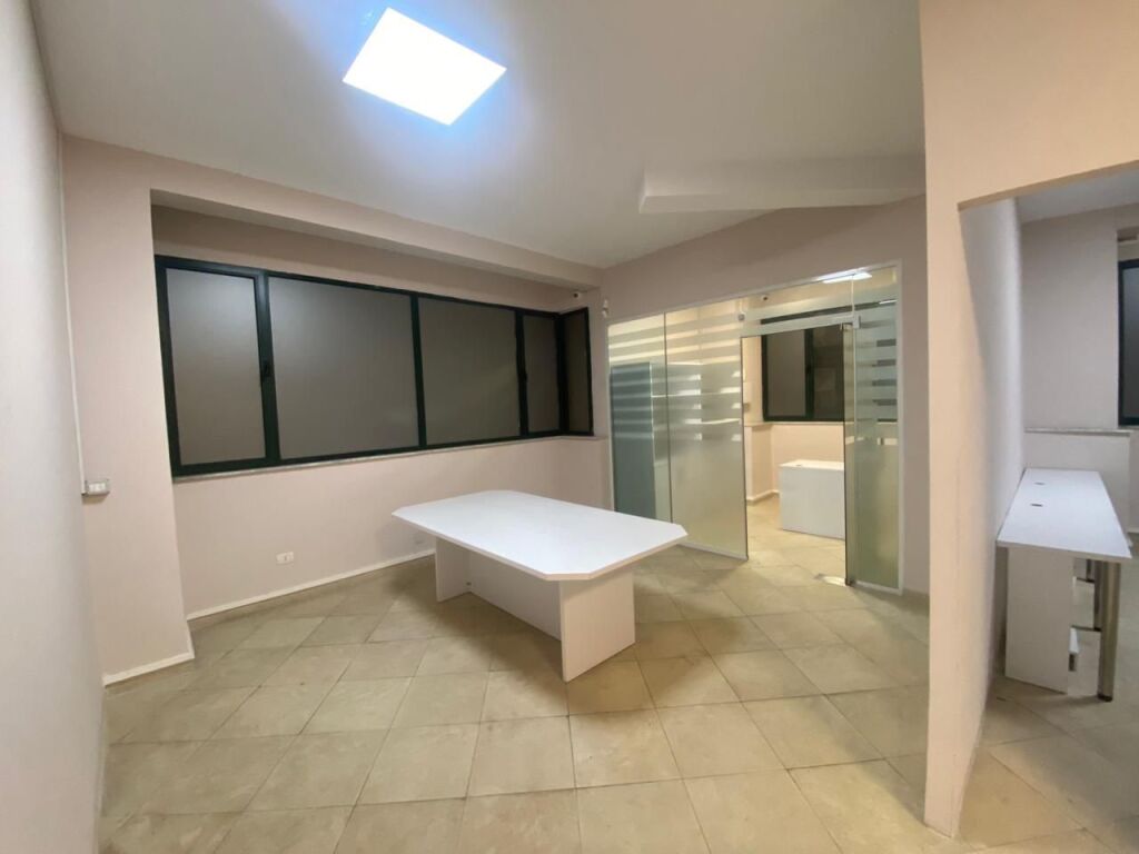 Locale commerciale in affitto a 21 Dhjetori, (Ufficio, Clinica, ecc)
