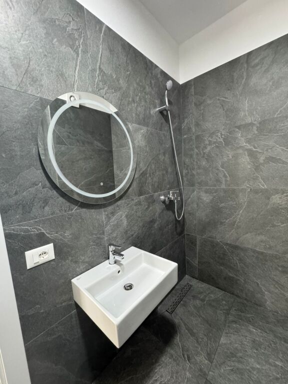 1+1,unfurnished for office or residence, near the intersection new boulevard, 500 euros