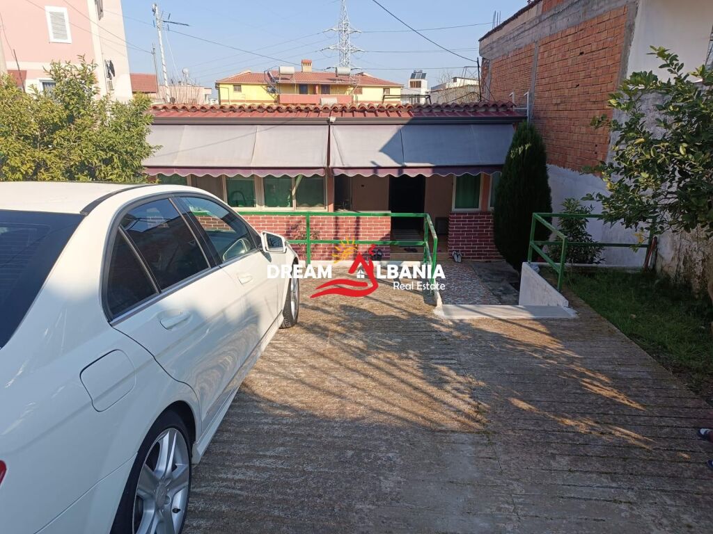 Casa privata in vendita in via “Jordan Misja” vicino ai binari del treno a Tirana (ID 4141041)
